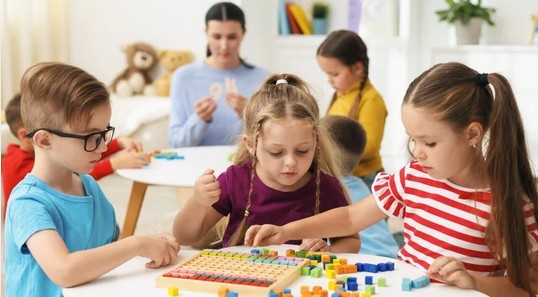 Atelier enfants 6-8 ans relations amitié respect communication apprendre à interagir avec les autres