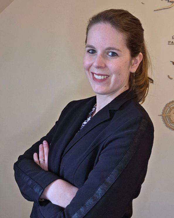 Sarah – Consultante en santé sexuelle infantile | Experte EVARS 0–12 ans Sarah, consultante en santé sexuelle infantile et experte EVARS 0–12 ans accompagnant les parents pour protéger leurs enfants des violences sexuelles.